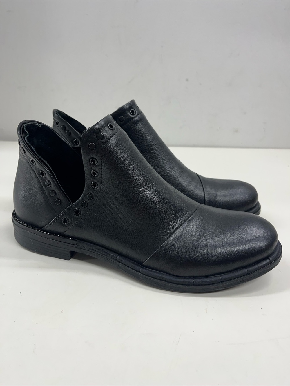 NEW BUENO Leather Maya Cut Out Booties in Black Size 39 (US 8.5-9)